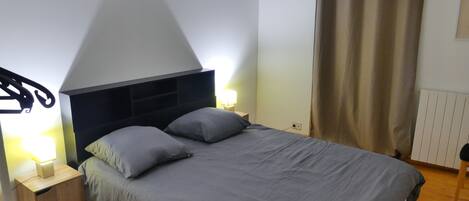 Iron/ironing board, bed sheets