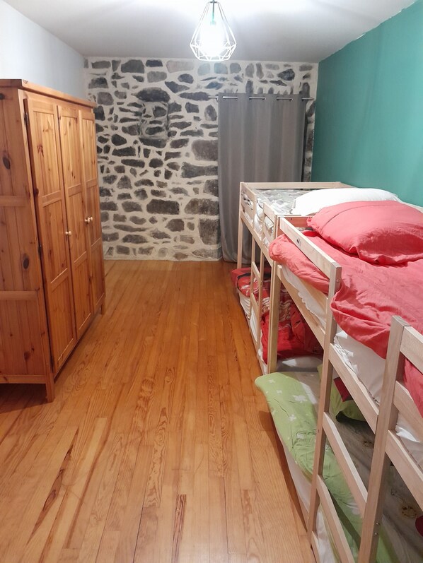 Fer et planche à repasser, draps fournis