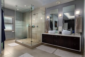Dusche, Haartrockner, Handtücher, Seife