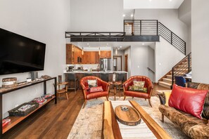 Smart TV, fireplace, offices - Lone Peak Views, Hot Tub & Grill + 5 Min to Resort (Big Sky)