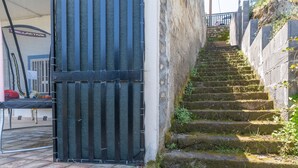 A set of stone steps leading up to a building with a black gate. - Apartment in Villa 'Il Limone, La Salvia e il Rosmarino' with Sea View, Private Terrace and Wi-Fi (Augusta)