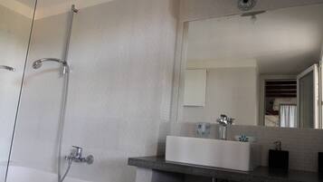 Dusche, Haartrockner, Handtücher