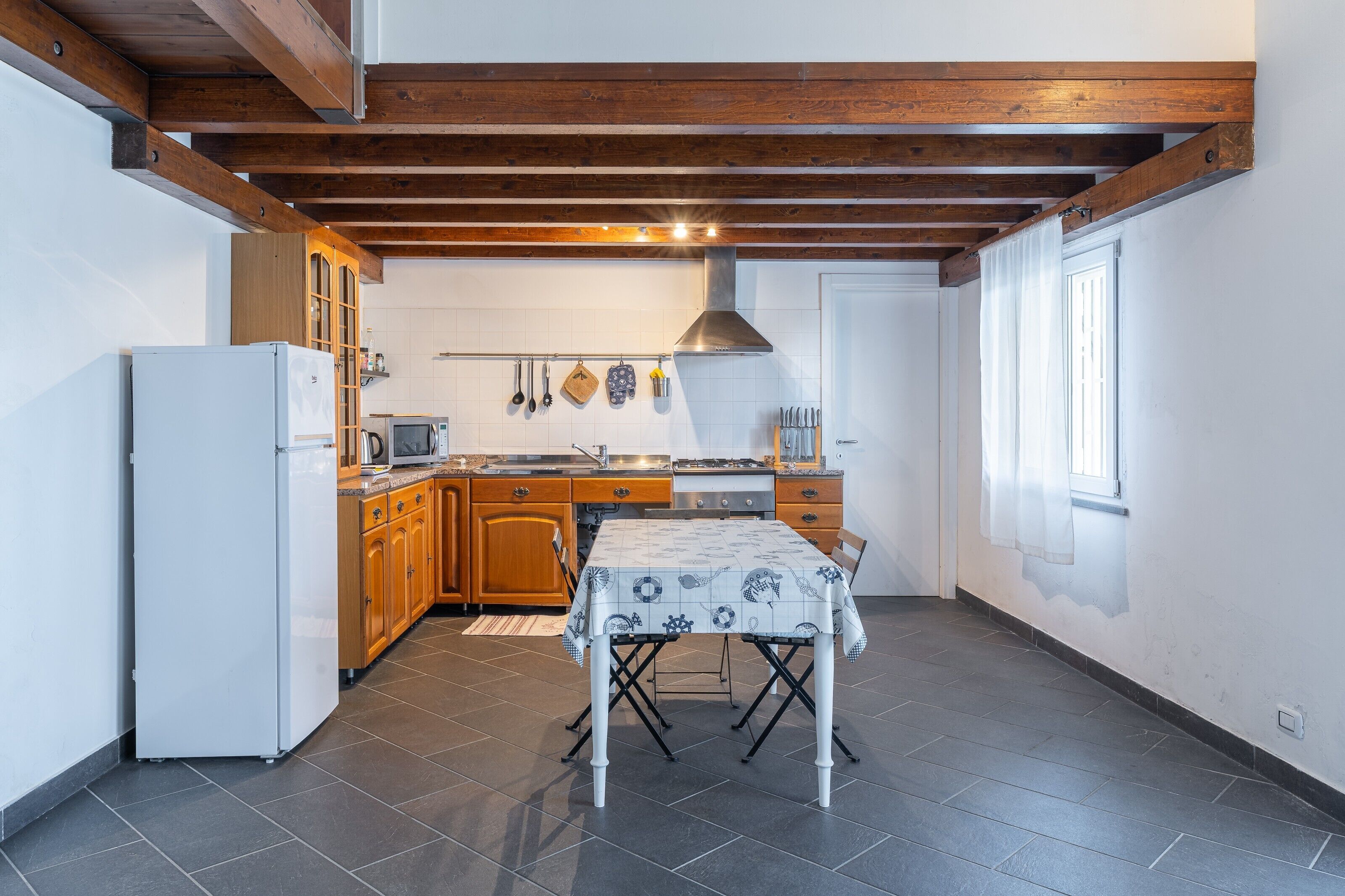 Frigorífico, microondas, placa de cocina y cafetera o tetera