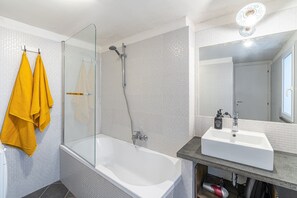Dusche, Haartrockner, Handtücher