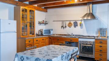 KĂŒhlschrank, Mikrowelle, Herdplatte, Wasserkocher mit Kaffee-/Teezubehör