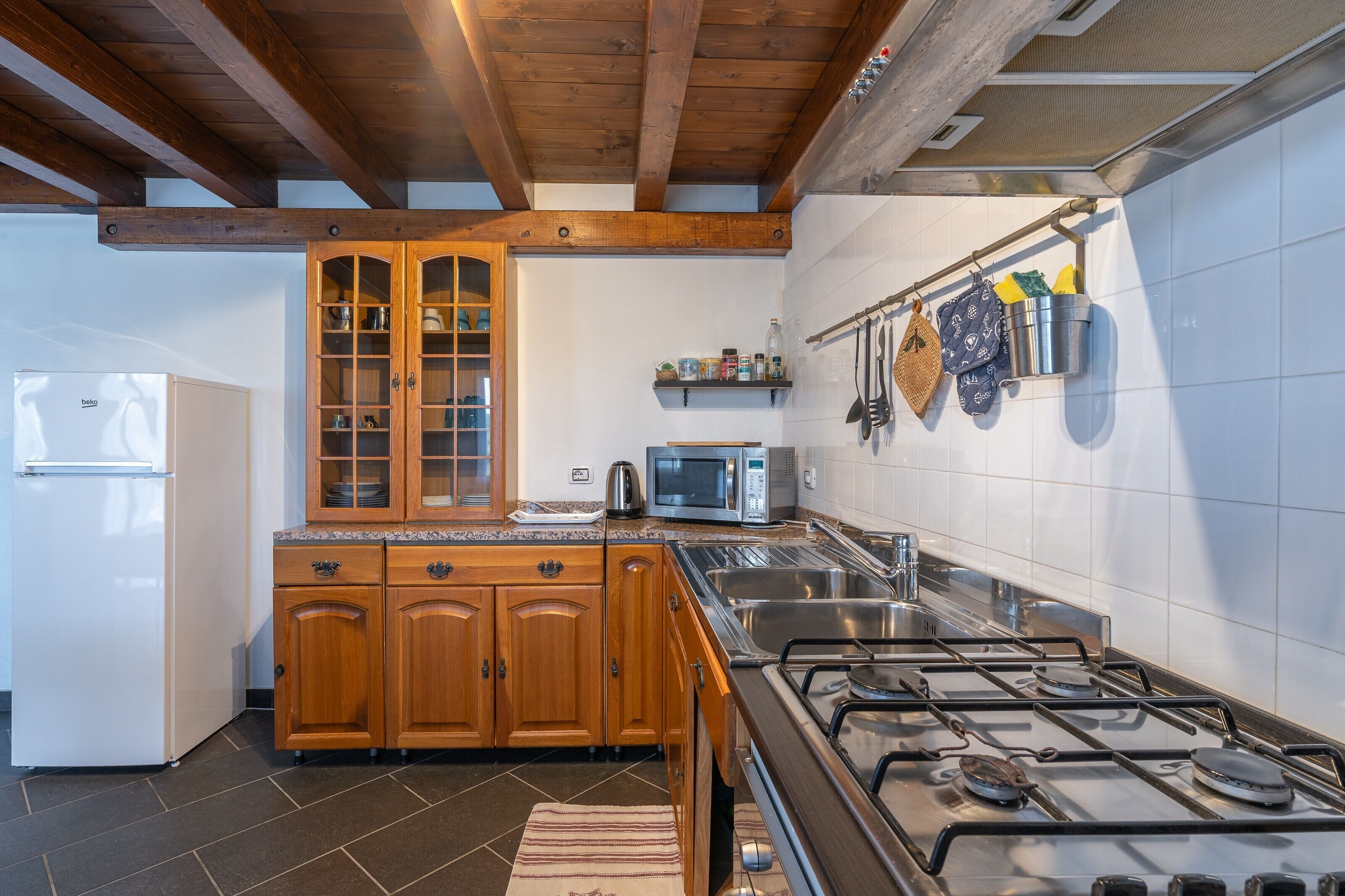 Frigorífico, microondas, placa de cocina y cafetera o tetera