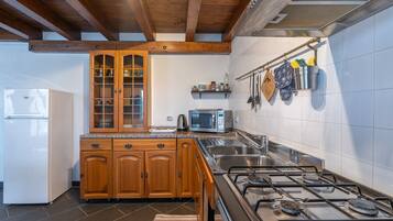 Frigorífico, microondas, placa de cocina y cafetera o tetera