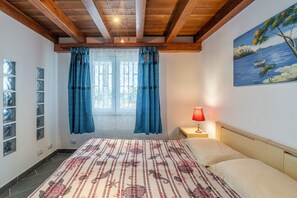 Tabla de planchar con plancha, wifi y ropa de cama 