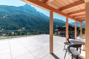Outdoor dining - Room 'Noah Suites Dolly' with Mountain View, Private Terrace and Wi-Fi (Vigo di Fassa)
