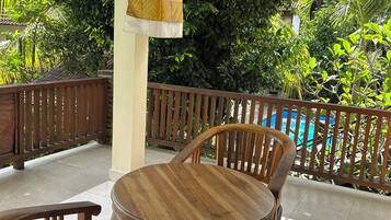 Deluxe-Doppel- oder -Zweibettzimmer, Balkon, Gartenblick | Terrasse/Patio