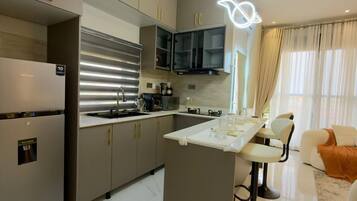 Apartamento luxo, sacada, vista para a cidade | Cozinha privada | Micro-ondas