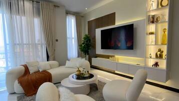 Apartamento luxo, sacada, vista para a cidade | Área de estar