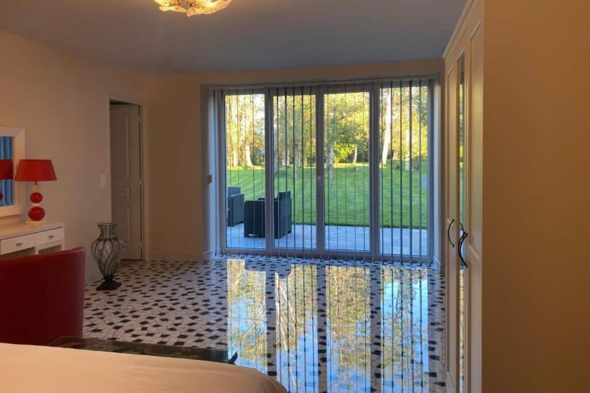 Phòng đôi, sân hiên, quang cảnh vườn | Màn/rèm cản sáng, bàn ủi/dụng cụ ủi quần áo