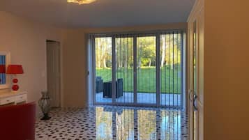 Dubbelrum - uteplats - utsikt mot trÀdgÄrden | MörklÀggningsgardiner och strykjÀrn/strykbrÀda