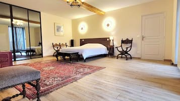 Svit Superior - utsikt mot trÀdgÄrden | MörklÀggningsgardiner och strykjÀrn/strykbrÀda