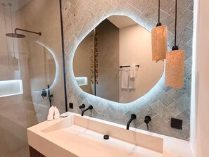 Shower, hair dryer, bidet, towels - 2BR Private Pool Villa Near Bingin Beach & Dreamland (Bali)