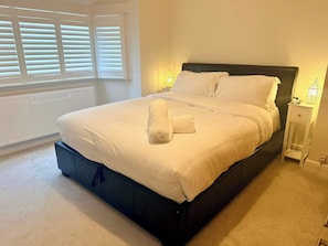 2 bedrooms, desk, iron/ironing board, WiFi - 2-Bed Home with Parking, Near BHX, NEC & JLR (Solihull)