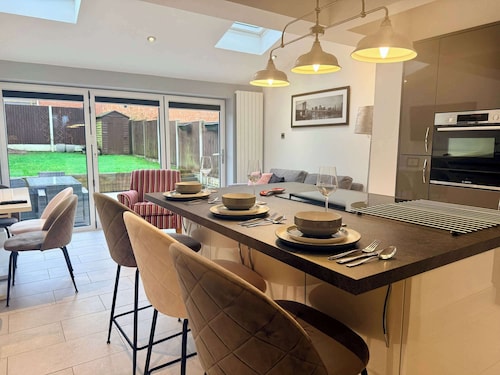 2-Bed Home with Parking, Near BHX, NEC & JLR