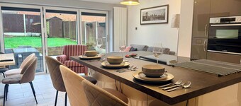 2-Bed Home with Parking, Near BHX, NEC & JLR