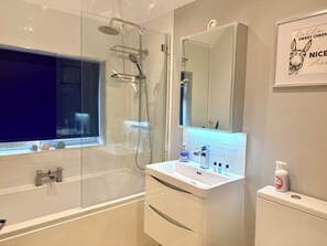 Shower, hair dryer, towels, shampoo - 2-Bed Home with Parking, Near BHX, NEC & JLR (Solihull)