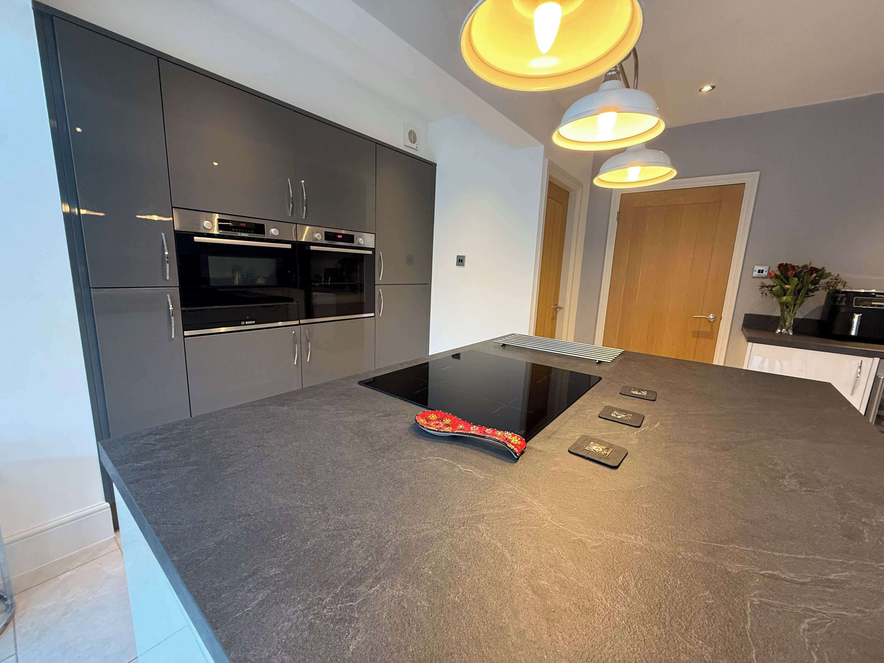 Geladeira, micro-ondas, fogão, cooktop