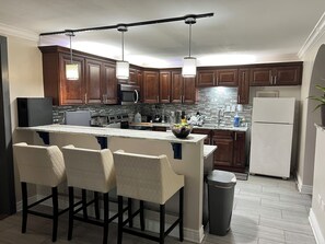 Fridge, microwave, dishwasher, coffee/tea maker - Affordable Luxury Studio With 2 Beds (Lafayette)