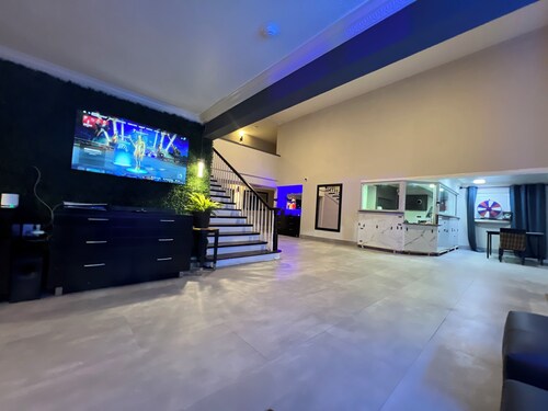 Charming King Studio (Interior)