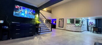 Contemporary King Studio Studio