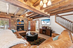 Smart TV, fireplace, offices - Breck Retreat | Log Cabin + Large Deck + Hot Tub (Breckenridge)