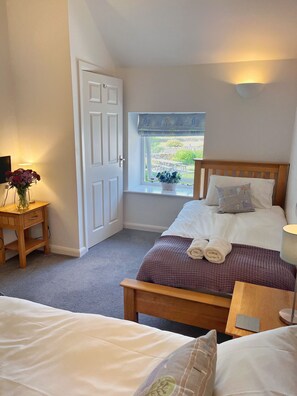 Iron/ironing board, free WiFi, bed sheets - Charming barn Conversion with 2 Bedrooms in beautiful Peak District countryside. Sleeps 4. (Bakewell)