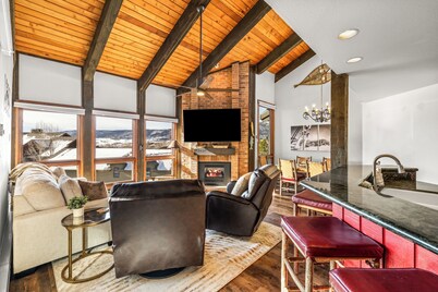 2BR/2BA | 4 Beds + Queen Sofa | Walk to Slopes
