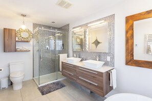 Shower, hair dryer, towels, soap - Le Belvédère du Lac - Luxury in the Heart of the Forest | Rentals 32 days + (Saint-Hippolyte)