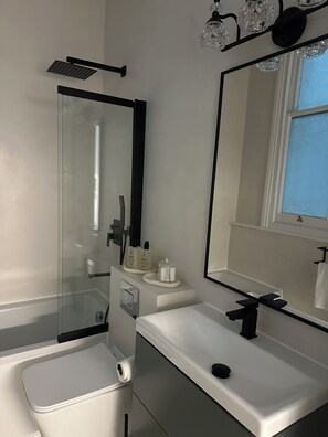 Hair dryer, towels, soap, toilet paper - New luxurious studio apartment Earls Court/Chelsea (London)