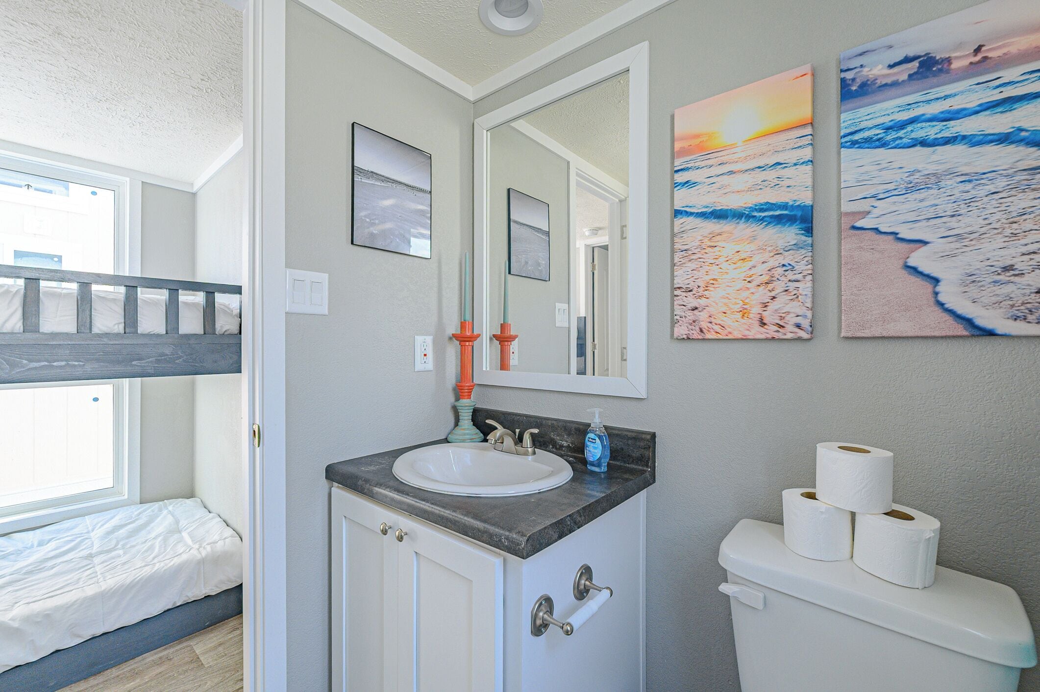 Douche, serviettes fournies, savon, papier toilette