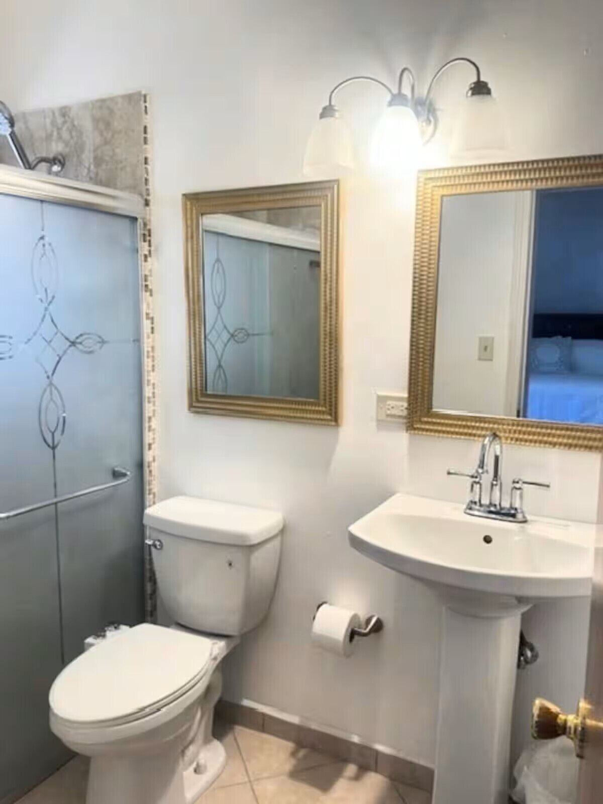 Douche, séchoir à cheveux, bidet, serviettes fournies