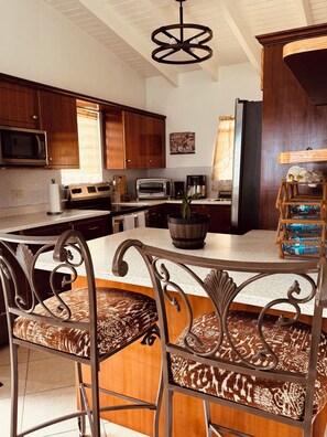 冷蔵庫、電子レンジ、オーブン、コンロ