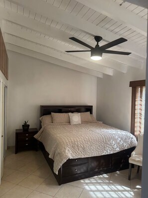 3 室のベッドルーム、アイロン / アイロン台、WiFi (無料)、ベッドシーツ