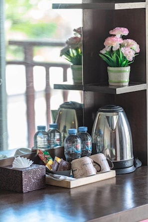 مساحة عمل للكمبيوتر المحمول وستائر تعتيم وواي فاي مجانًا