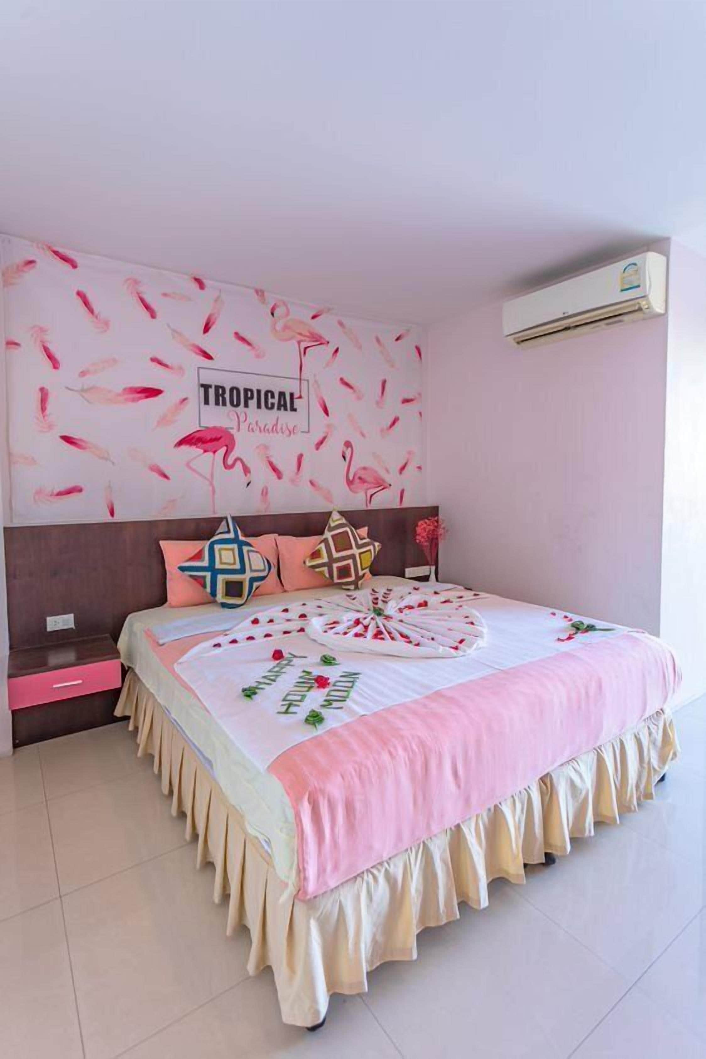 مساحة عمل للكمبيوتر المحمول وستائر تعتيم وواي فاي مجانًا