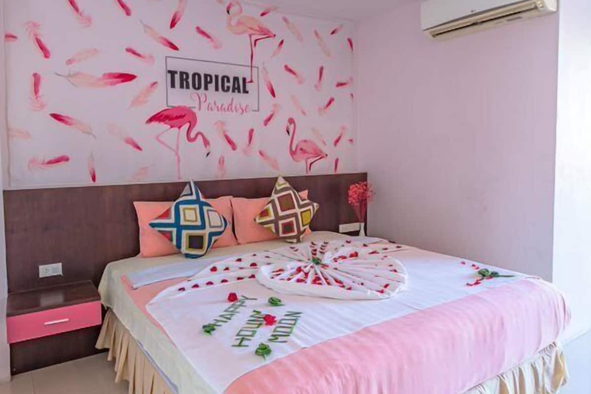 مساحة عمل للكمبيوتر المحمول وستائر تعتيم وواي فاي مجانًا