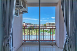 Laptop workspace, blackout drapes, free WiFi - Sunflower HLD Hotel (Kathu)