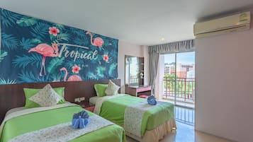 Comfort Tek Büyük Yataklı Oda | Dizüstü bilgisayar çalışma alanı, güneşlik/perde