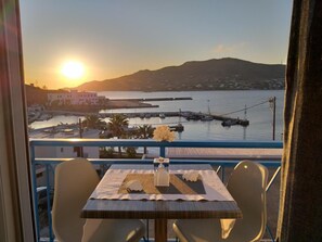 Outdoor dining - Apartment 'Sea View Double Bedroom' with Sea View, Wi-Fi and Air Conditioning (Posidhonía)