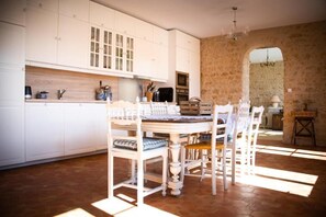 House, Garden View | Private kitchen - Domaine de la Briouse (Sanxay)