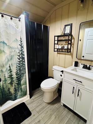 Douche, serviettes fournies, savon, papier toilette