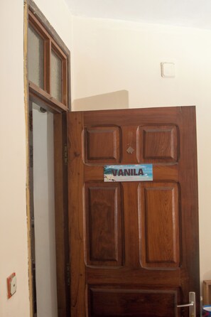 Standard Double Room | Langsir/tirai gelap terus, seterika/papan seterika, Wi-fi percuma 