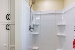 Articles de toilette gratuits, sèche-cheveux, serviettes fournies