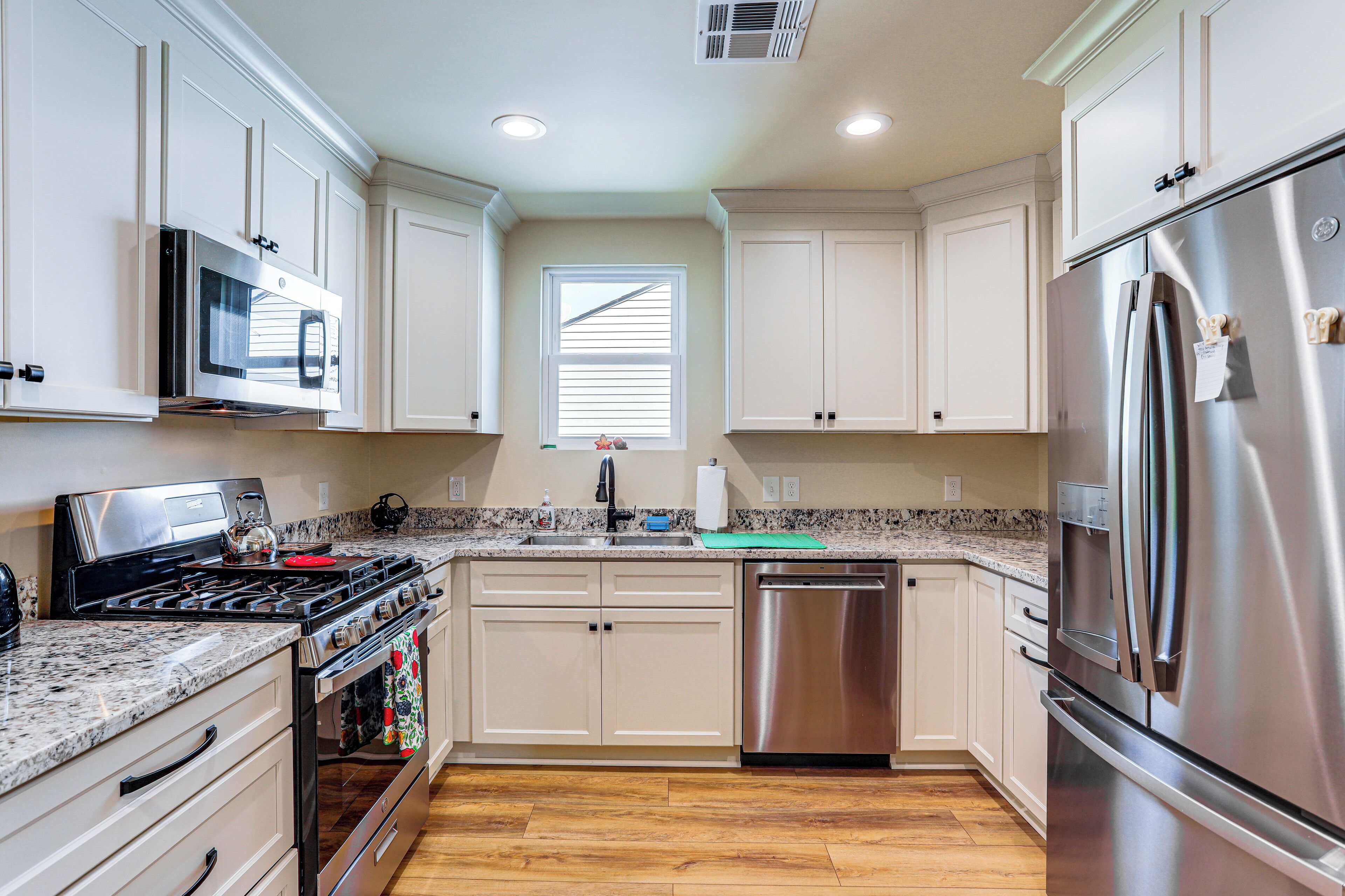 Kühlschrank, Mikrowelle, Herdplatte, Geschirrspüler