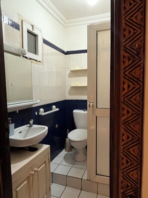 Towels, soap, toilet paper - Beautiful Holiday Apartment in Marrakech – Close to Medina & Nightlife (marrakech)