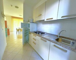 Fridge, microwave, stovetop, cookware/dishes/utensils - COND. PELICAN - B2 5+1+ - B60A2U (Bibione Pineda)